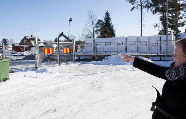 Johanna Faerden tycker att det är extra viktigt med säkerheten eftersom bygget ligger mellan skolan och förskolan.